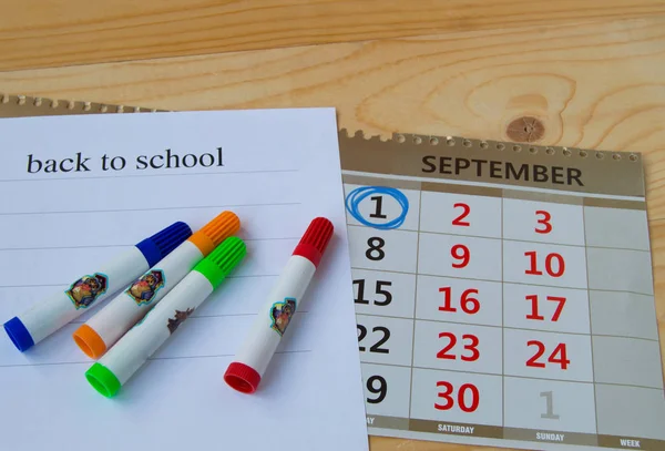 Πίσω στο σχολείο, το ημερολόγιο, το πολύχρωμο μαρκαδόροι σε φόντο ξύλινη — Φωτογραφία Αρχείου