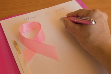 Pembe kurdele bilinç ve farkındalık bir tümör meme kanseri ile yaşayan insan