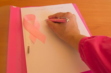 Pembe kurdele bilinç ve farkındalık bir tümör meme kanseri ile yaşayan insan