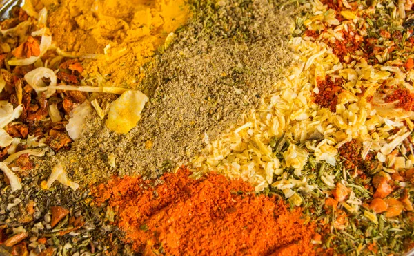 Baharatlı sıcak biber, köri, biber ve diğer baharat karışımı çeşitli arka plan. Kopya alanı