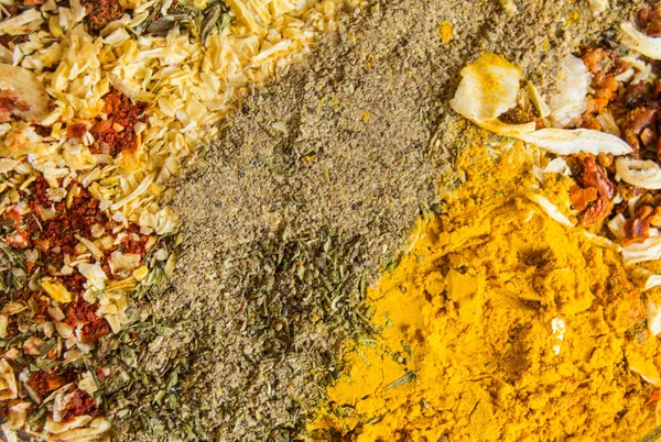 Baharatlı sıcak biber, köri, biber ve diğer baharat karışımı çeşitli arka plan. Kopya alanı