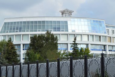 Arka plan cam ağaç modern ofis binası