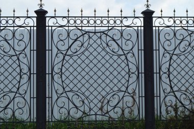 Arka plan cam ağaç modern ofis binası