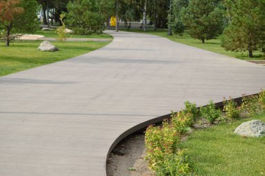 Güzel bir şehirde Park yürüyüş için boardwalk