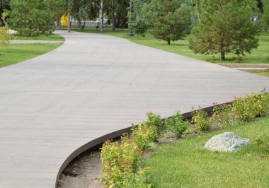 Güzel bir şehirde Park yürüyüş için boardwalk