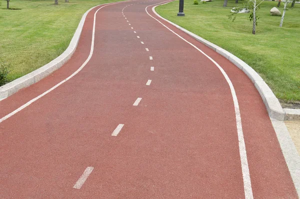 Moderna löparbanor i parken, plats för text — Stockfoto