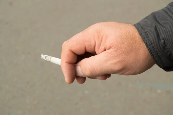 Cigarety v ruce starců, koncept odvykání kouření, boj proti závislosti na nikotinu — Stock fotografie
