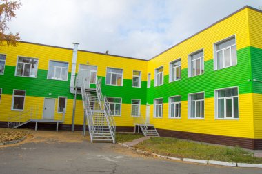 Siding ile karşı karşıya bir binanın ikinci katında önde gelen yangın merdivenleri