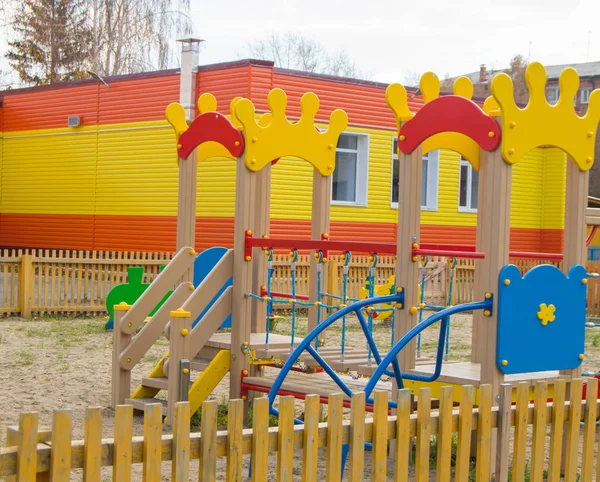 Güneş, bir tiyatro ve bir slayt renkli Çocuk Bahçesi — Stok fotoğraf