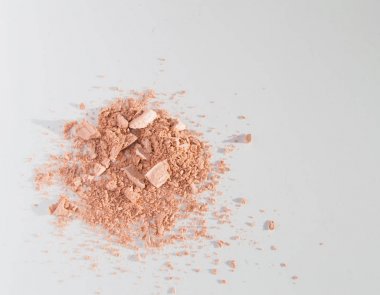 Gevşek bej toz Beyaz arka plan üzerinde makyaj