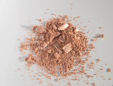 Gevşek bej toz Beyaz arka plan üzerinde makyaj