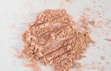 Gevşek bej toz Beyaz arka plan üzerinde makyaj