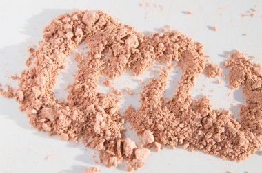 Gevşek bej toz Beyaz arka plan üzerinde makyaj