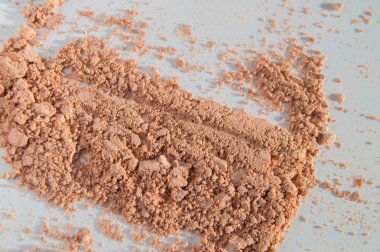 Gevşek bej toz Beyaz arka plan üzerinde makyaj