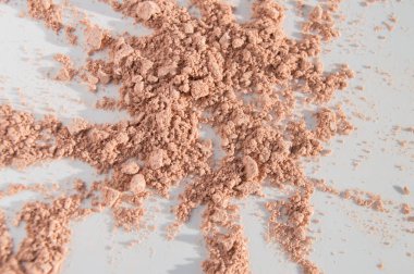 Çiçek beyaz zemin üzerine dökülen toz boyalı