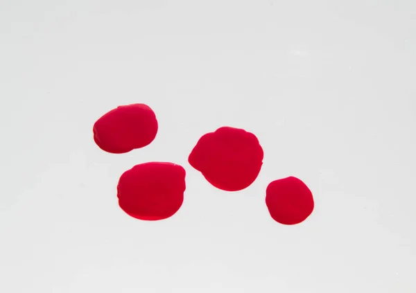 Blanka droppar rött nagellack isolerad på vit bakgrund — Stockfoto