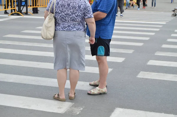 Un par de hombres y mujeres mayores de pie en el paso de peatones y hablando —  Fotos de Stock
