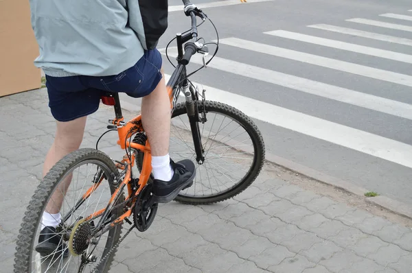 Mannelijke fietser zit op de fiets, is in afwachting van passage over een zebrapad — Stockfoto