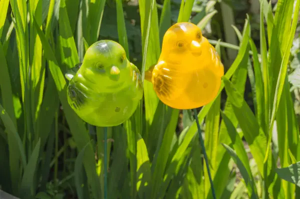 Садовые украшения, пара декоративных птиц в зеленой траве — стоковое фото