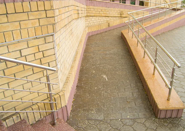 Chemin de rampe pour le mouvement des personnes en fauteuil roulant à l'entrée du bâtiment — Photo