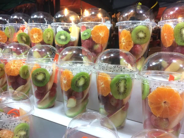 Plastik bir kap, bir otel, bir Restoran, sağlıklı gıda tropikal meyve lezzetli taze dilimlenmiş — Stok fotoğraf
