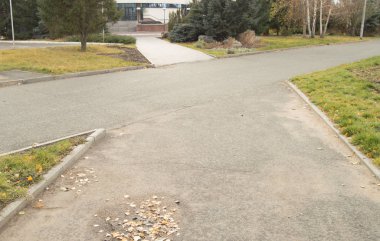 Parkta döşeli yolları kavşak