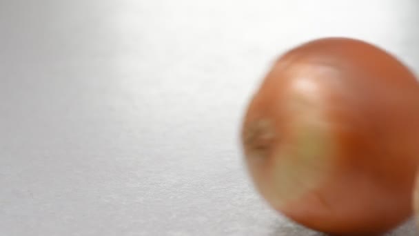 Légumes frais crus roulent sur la table blanche, poivrons rouges, oignons, champignons 
