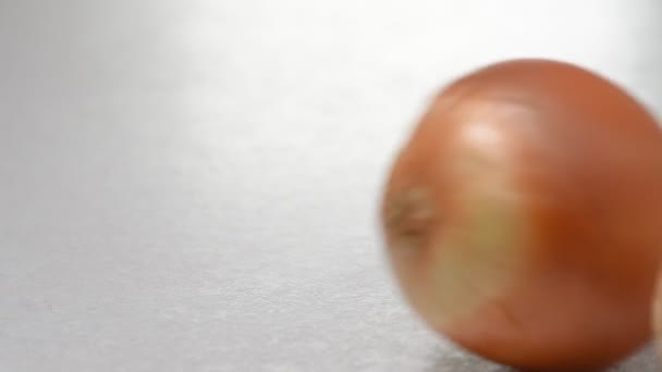 Verduras Frescas Crudas Están Rodando Mesa Blanca Pimientos Rojos Cebollas — Vídeo de stock