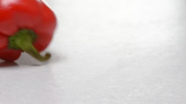 生の野菜キノコ ピーマン タマネギ マクロの白いテーブルの上を転がる — ストック動画