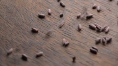 Koyu ahşap plaka closeup yağan kırmızı pirinç