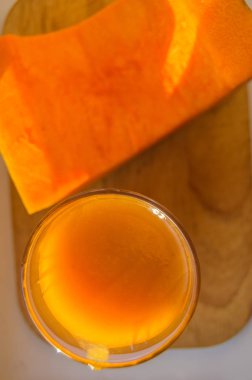 Bir cam kabak Smoothie ve ahşap arka plan üzerinde ham kabak kesilmiş, üst görünüm