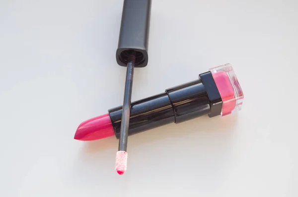 립글로스 , 붉은 립스틱 , 흰 배경에 핑크 빛 칠을 하라 — 스톡 사진