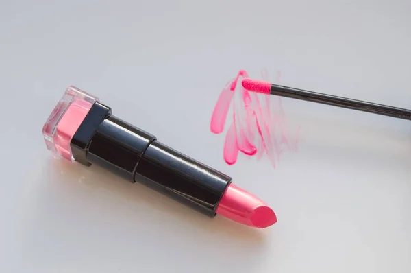 아름 다운 분홍색 입술 광택 얼룩 브러시와 립스틱, 흰색 바탕의 튜브 — 스톡 사진