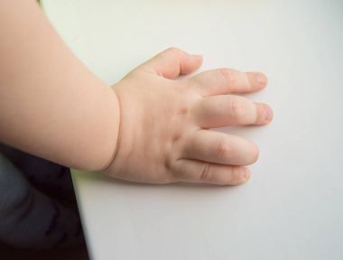 Çocuk el beyaz bir arka plan üzerinde izole beş parmak gösterilen