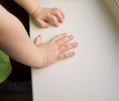 Çocuk el beyaz bir arka plan üzerinde izole beş parmak gösterilen