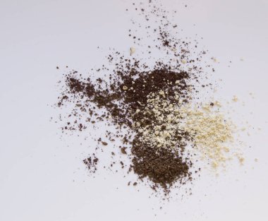 Beyaz arka planda, makyaj için doku kahverengi ve bej göz farı dağınık