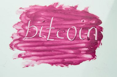 Dokulu arka plan kırmızı ruj Cryptocurrency Bitcoin sembolü