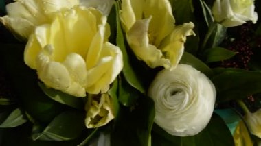 Bir kadın güzel bir çiçek düzenleme kurulu bir ahşap kutu koyar