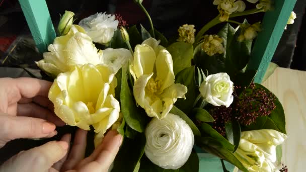 Womens hands correct flowers in a bouquet — Stock Video