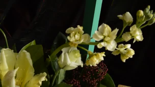 Красивый букет весенних цветов в деревянной коробке, композиция повернута — стоковое видео