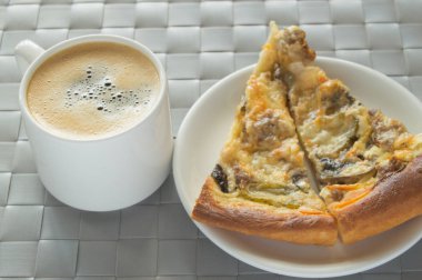 Lezzetli Kahvaltı, öğle yemeği - Bir fincan kahve ve mantarlı pizza