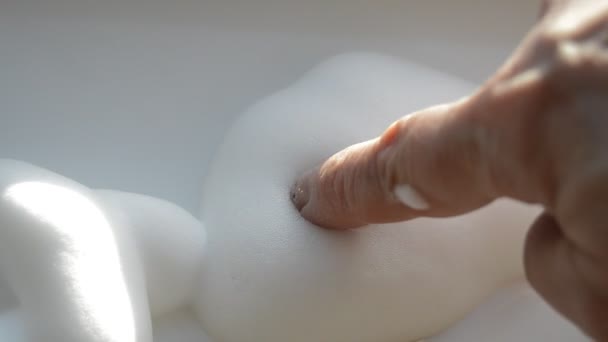 Женские руки рисуют круги на пене — стоковое видео
