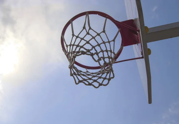 Баскетбольное кольцо против голубого неба. Солнечный день — стоковое фото