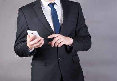 Mobil akıllı telefon kullanarak başarılı bir iş adamı closeup