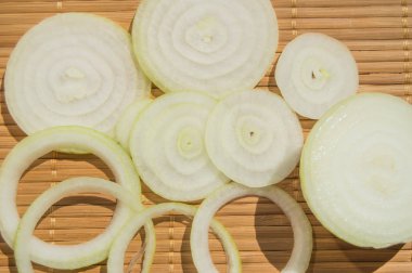 Kıyılmış soğan halkaları bambu peçeteye, üstten görünüm