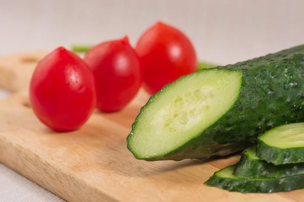 Salatalık, domates üzerinde kurulu yakın çekim. Seçici odak — Stok fotoğraf