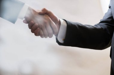 Takım elbiseli, iki İşadamlarından iş anlaşması müzakere ve anlaşma yapmak