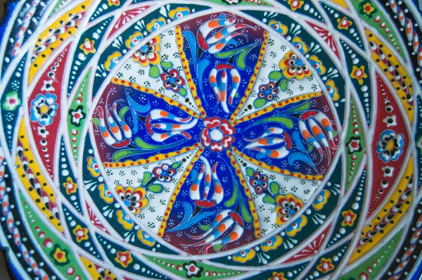 Autentiska keramikfat med abstrakta Arabesque mönster, mandala — Stockfoto