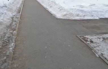 Parkta, yol kenarı, Bahar arka plan kopya alanı ile karda kaldırım kavşak