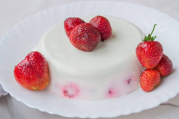 Deliziosa crema dolce fatta in casa con fragole su un piatto bianco — Foto Stock